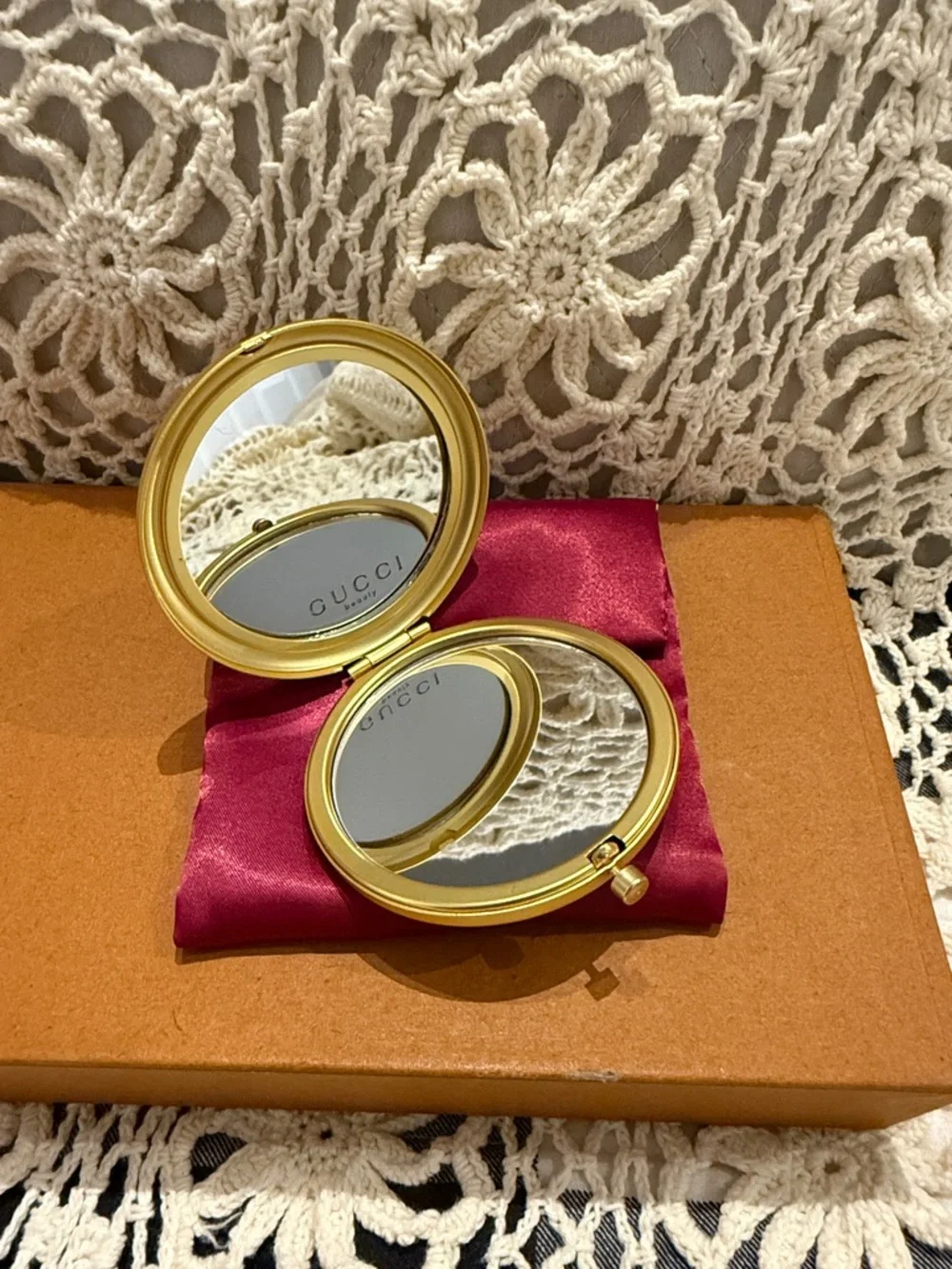 Gucci Floral Compact Mirror with Pink Satin Pouch - Picture 2 of 3